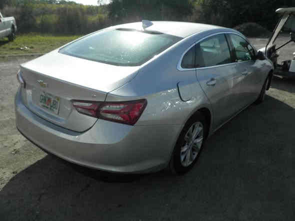 ماليبو 2020 LT 
اللون سلفر 

صور الحادث مرفقه 

السعر ١٢٠ وبي مجال 

السيارة جدا نظيفه على ايدي بانزين محسن ودهن اصلي للكير والمكينه كله يتبدل بالموعد مالته 

السيارة نظيفه واحلى من الصور 

* كلشي بالسياره بلادي غير مبدل 

المواصفات: السياره LT تحكم كشن كهرباء تدفئه تبريد مناخي منعزل امامي وخلفي 

كلشي بيها شغال بدون نقص 

المكان النجف الاشرف 

***********
