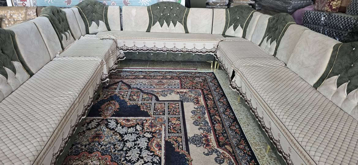 تخم ديوان تسكام ١٥ متر ٢٤ نفر عدا الزوايا مستعمل نضيف جدا مقعد بلوك اسود والخشب جام روسي مع تلبيسه قماش درجه اولى مثل ما واضح بالصوره سعره ٥٥٠ الف 
العنوان نجف حي الرحمه شارع٢٠ مجمع العائله او مجمع ابو محمد مقابل مكتب ابو رعد الدلال ***********وات ساب
