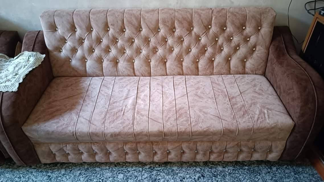 تخم عراقي 8 مقاعد
نظيف  
السعر 150 وبي مجال  ***********بسيط والجاد يتصل مو بتعليق
