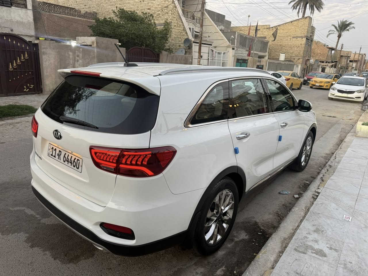 السلام عليكم . كيا سورنتو 2018 شكل ال20 وارد خليجي محرك 6 سلندر بصمة بردات خلفية صندوق كهرباء كراسي كهرباء لد امامي وخلفي شاشة وكامرة 3 قطع تبريد 7 راكب ماشية 93 محرك ابلادي وكير ابلادي بيهة يم الرقم الخلفي صبغ بسيط بدون اي حادث ولباقي مكفول السيارة بسمي مكاني بغداد الكرخ حي العامل قرب البانزين خانة *********** السعر 225 ورقة
