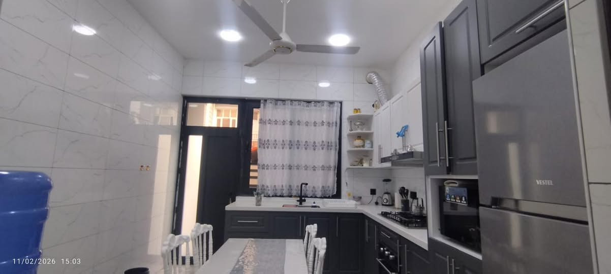 السلام عليكم
للبيع الموقع دور الزراعة الثانية خلف مكتب الريان فرع الصيداية
المساحة (144)م الواجهة(8)م النزال(18)م بناء حديث2025
مطبخ(4×340)م
استقبال(4×6)م
صالة داخلية معزولة(5×4)م
خرف نوم عدد2(4×425)(4×325)م
منور خلفي(4×150)م
منور داخلي(2×1)م
حمام طابق اول(250×150)م+حمام طابق ثاني
ارتفاع السقف(315)م
بيتونة كبيرة+صحيات
المواصفات
الكهرباء بواري سعودي الفنار الاصلي تأسيس نضام خطوط  الاحمال الثقيلة نقاط الاصلي الثقيل تأسيس الماء و المجاري الاصلي المصري الشريف نضام دكت مبردة كبيرة للغرف و الصالة استقبال جبسبورد +انارة مكنتك O ZN الارضية بورسلين هندي ثقيل الاصلي وكالة(يتاكيا)
سيراميك جدار الصحيات +مطبخ هندي وكالة(يتاكيا)
السطح+البيتونة شتايكر
رقم للاتصال ***********
