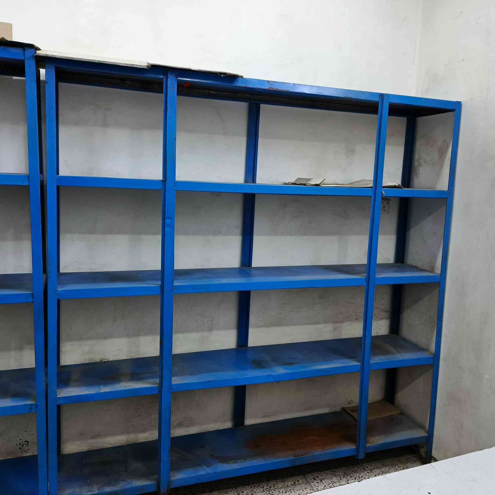 رفوف حديد سعر واحد 70 مكان جسر ديالي شارع 70يم مدرسة قيس الأنصاري ***********
