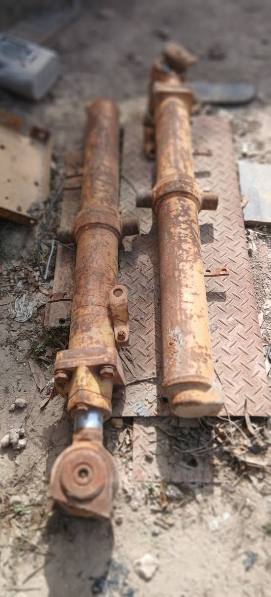 فخذ بلدوزر D8CATمع جناته سجينه بلدوزر كوماتسو 65عدد2 مكاني فلوجه
***********
