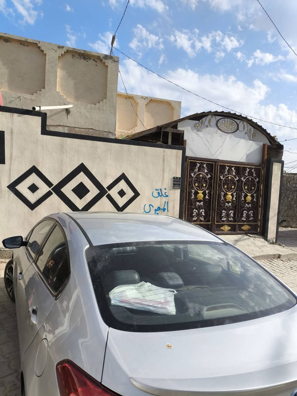 سلام عليكم دار للبيع بمساحه 200 متر نجف منطقة الرضويه السعر 90مليون وبي مجال البيت بناء 2015 الاستفسار ***********
