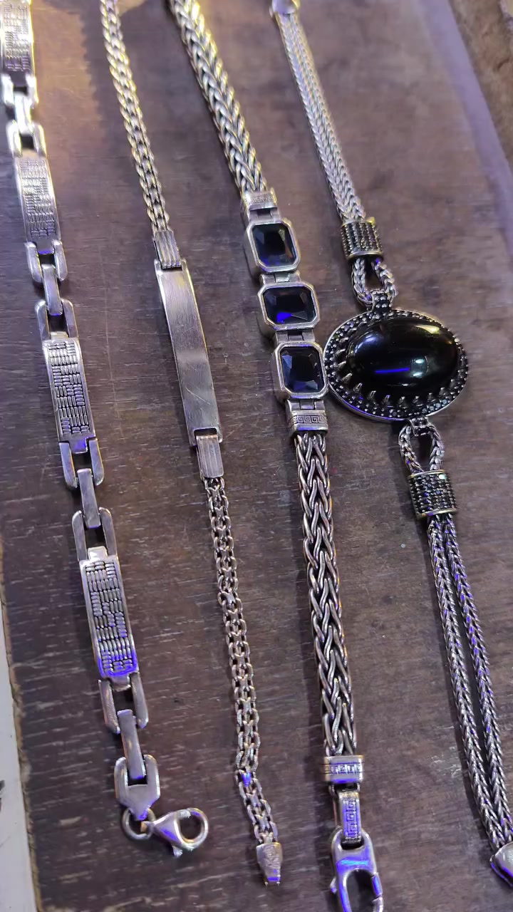 السلام عليكم أسوارات فضه للبيع للتواصل خاص


**إذا كنت صاحب هذا الإعلان وتريد حذفه لأي سبب، رجاءا أرسل رسالة إلى الدعم الفني**