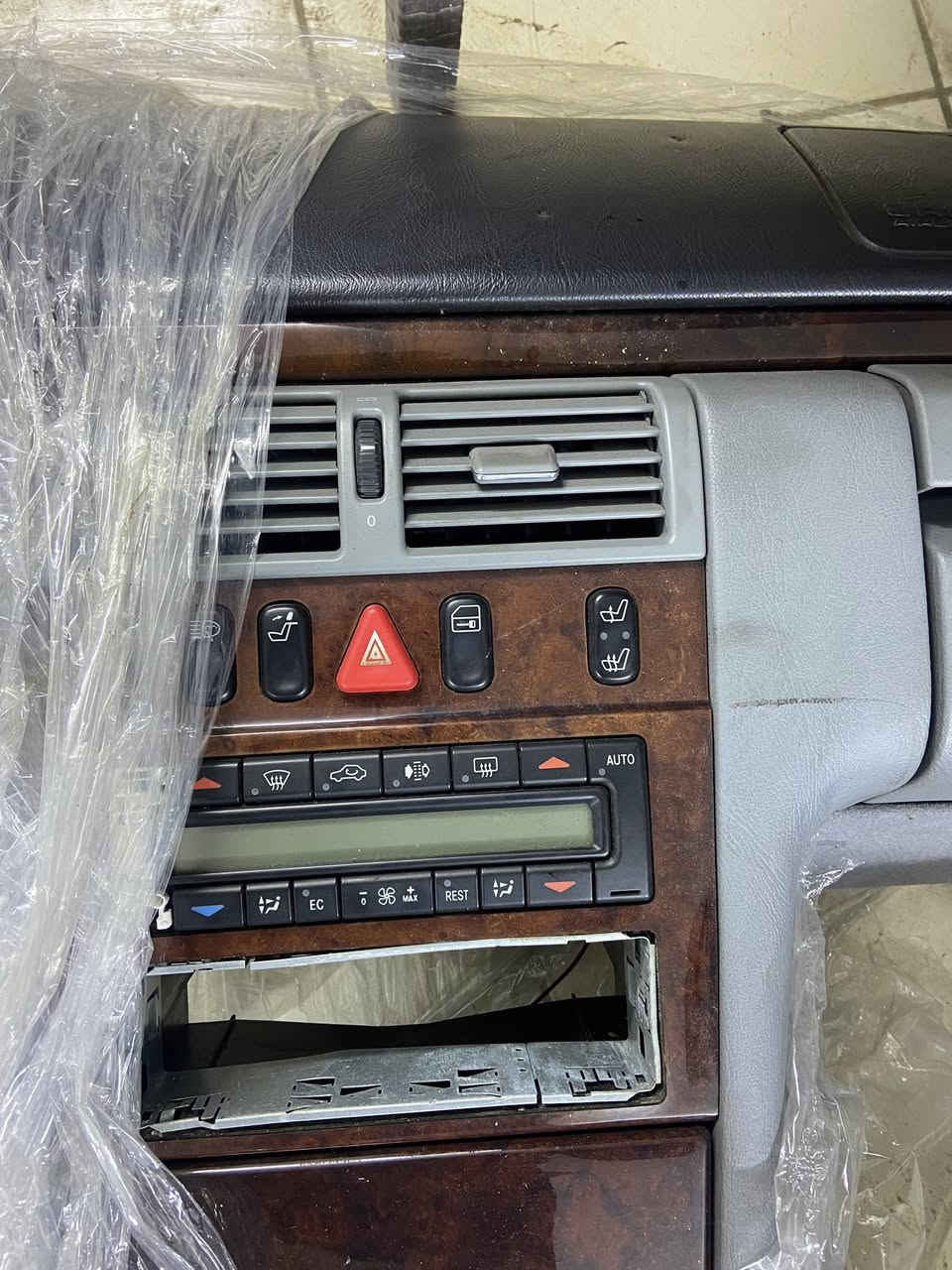 غرفه مال ام عيون موديل 2000
سعر ٣ ورقه و نص 
مكان اربيل 
***********
