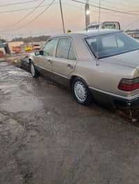 مرسيدس ١٩٨٦ • مكينة ٢٥٠٠ • رقم بغداد