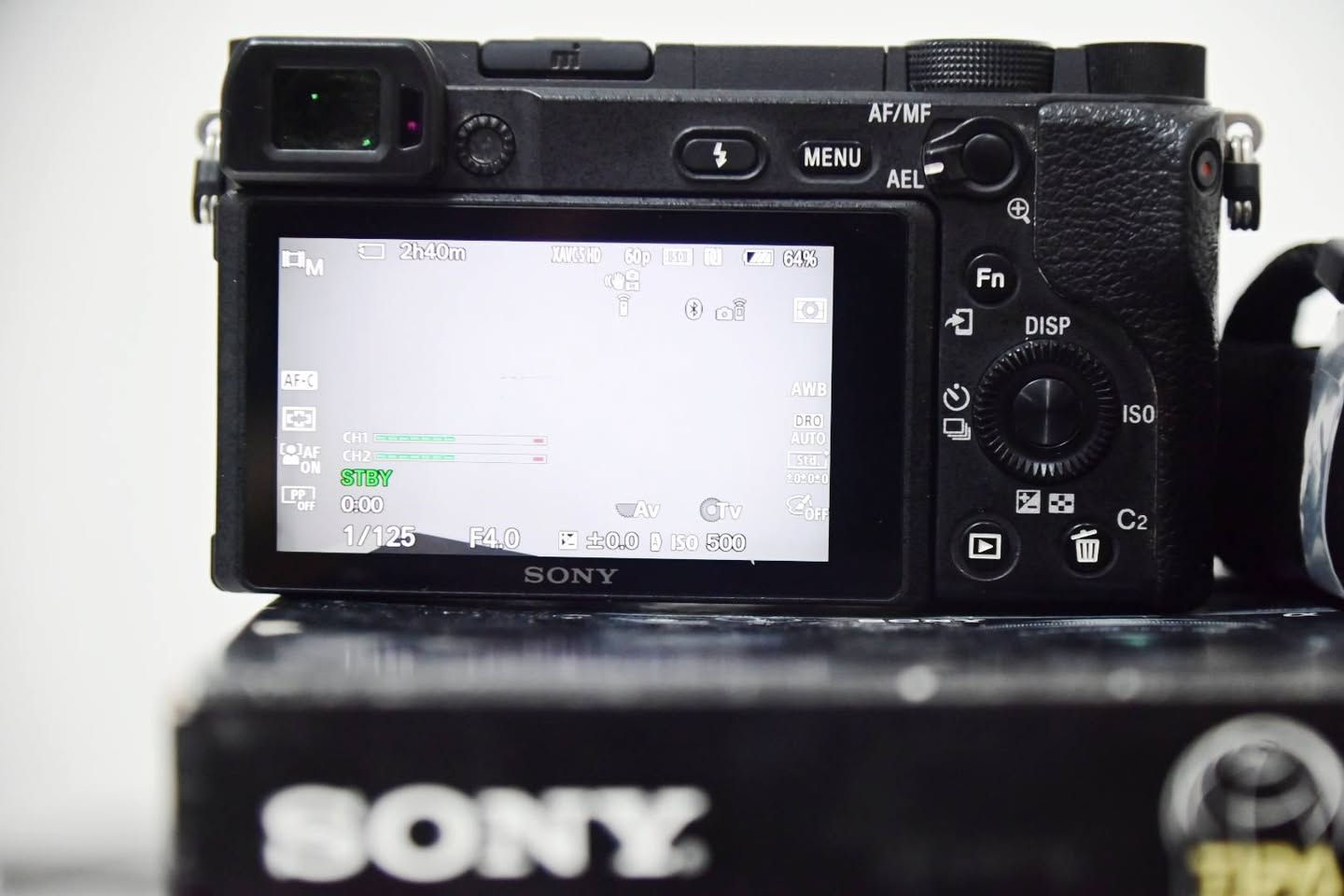لكل عشاق التصوير وصناع المحتوى، كاميرا Sony a6400 غنية عن التعريف بأدائها الاحترافي وفوكسها الخرافي، متوفرة الآن بكامل ملحقاتها الأصلية وبحالة ممتازة جداً.

​📦 الملحقات المتوفرة مع الكاميرا:

​العدسة: عدسة الكيت الأصلية (Kit Lens).

​الملحقات الأساسية: الكارتونة الأصلية + حزام الكاميرا (جديد وغير مستخدم).

​الإضافات: بطارية ثانية احتياطية مجاناً (تفيدك بجلسات التصوير الطويلة).

​✨ حالة الجهاز:

​نظافة 100% (مثل ما موضح بالصور).

​الكاميرا بحالة ممتازة جداً ومامفتوحة أو مصلحة نهائياً.

​📞 للإستفسار ***********
