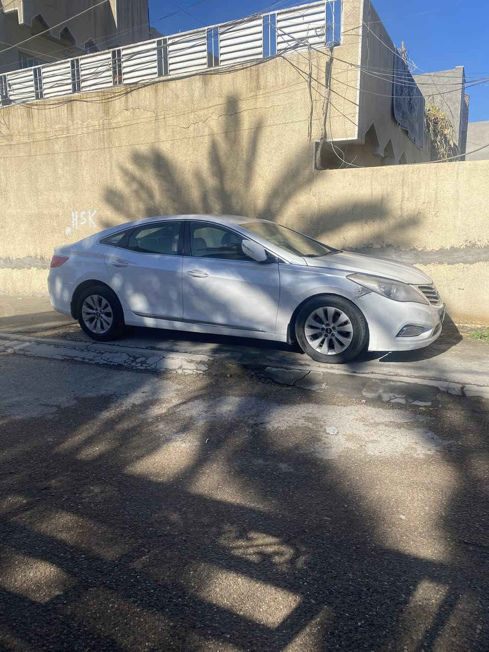 : هيونداي سوناتا 2014 – خليجي
موديل: Sonata (نسخة أزيرا / شكل 2014)

المحرك: 2.4 لتر – MPI – DOHC 16V (محرك اقتصادي وقوي)

 الكير : أوتوماتيك 6 سرعات (تعشيق ناعم)

اللون: أبيض (خليجي )

 ضربه خفيفيه وربع صبغ من البنيد مثل ما ابوضح بلصوره 

مستعجل على بيعتها 

للاستفسار واتساب فقط ***********

الموقع - بغداد - البلديات 

السعر ابـ 120$ وبيها مجال جداً بصيط
