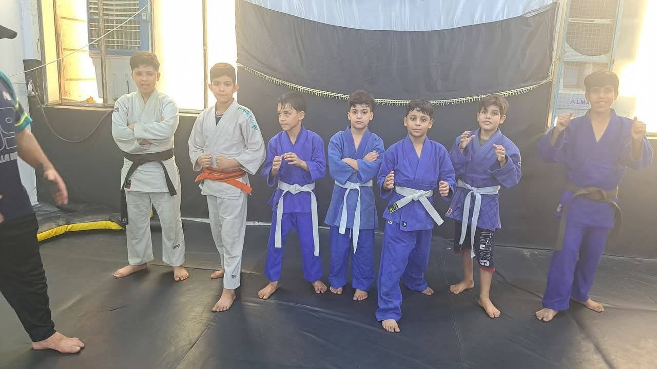 بسم الله الرحمن الرحيم
السلام عليكم أهالي مدينة الشعلة الأعزاء
🥋 عطلة المدارس صار لها معنى – برنامج تدريبي "أخلاقك قبل كل شيء" في مدينة الشعلة
خلال عطلة المدارس نقدم لكم برنامج تدريبي خاص وفريد بأكاديمية أجيال العراق – مركز شباب الشعلة للجودو، مو بس لتعلم الجودو، بل لتربية شبابنا على الأخلاق والانضباط والقيم الصحيحة قبل القوة والمهارات الرياضية
شنو يشمل البرنامج:
أخلاقك قبل كل شيء: أولادكم يتعلمون الاحترام، الانضباط، الروح الرياضية، والثقة بالنفس قبل أي مهارة رياضية.
زيارات للعتبات المقدسة: يعرفون دينهم وتراثهم بطريقة ممتعة ومفيدة.
رحلات سياحية في بغداد: يكتشفون الأماكن الحلوة والتاريخية بعيد عن الشارع والإنترنت.
لقاءات ودية مع فرق باقي المحافظات وبغداد: أولادكم يتعرفون على أصدقاء جدد ويخوضون مباريات ممتعة وبنّاءة.
تنمية شخصية قوية: نخلي أولادكم رجال بأخلاق وقيم عالية، ويصيرون قدوة لأقرانهم.
🏆 ونحن نصنع الأبطال… ونصنع الرجال اللي يمثلون مدينة الشعلة ويرفعون اسمها في البطولات الدولية، ويكونون جزء من المنتخبات الوطنية في المستقبل!
🚫 خلوهم بعيد عن الإنترنت والشارع… خليهم جزء من فريقنا وعيشوا تجربة ممتعة ومفيدة
تحت إشراف: كابتن عباس القريشي – مدرب منتخب الناشئين للجودو
📱 للاستفسار والتسجيل واتساب: ***********
أهالي مدينة الشعلة، هاي العطلة فرصة ذهبية، خلوا أولادكم أبطال ورجال يمثلون مدينتهم ويعتزون باسمها. لا تضيعون الفرصة، شاركوا أولادكم بالبرنامج وخلوهم يعيشون تجربة رياضية وإنسانية لا تنسى
