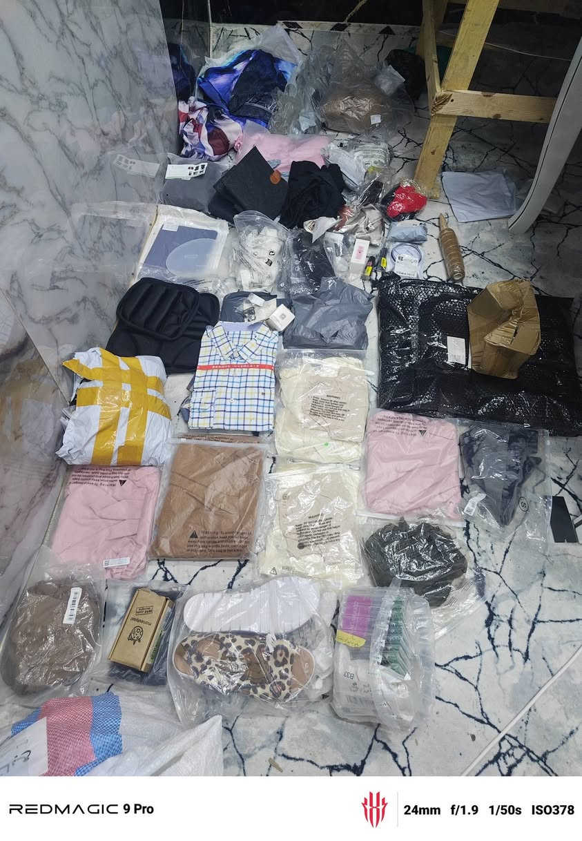 شلعه dhl  برازيلي 
اكثر من 150 قطعه احسبهن 125 قطعه 
ايبادات 2
3 تلفونات 
هارد 4 تيرا 
و هواي شغلات 
بالاضافه الى كفرات و نواعم لوحدهن هذن هديه بيهن شليف كامل اكثر من 100 قطعه
سعر الشلعه 625 الف قفل مع التوصيل


**إذا كنت صاحب هذا الإعلان وتريد حذفه لأي سبب، رجاءا أرسل رسالة إلى الدعم الفني**