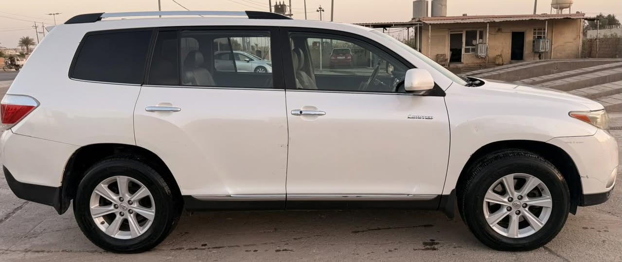 هايلندر موديل 2011سبورت  ابيض  لمتدد سياره مواصفات فول الفول 1/1
السياره كفاله عامه من صبغ وتبديل ليبل واحد حتا دعاميات 

كير محرك عله بلاد 

بصمه تشغيل وابوباب 

اشاير ترحيب 

فتحه سقف 

تلاث قطع تبريد 

ثلاجه 

كشنات جلد وكهرباء 

داخل صحراوي بلكامل

كامره دواره وحساسات 

اناره ترحيب بلمري

فول تحكمات ستيرن 

كروز سرعه 

تبريد بيانو 

جنطه كهرباء 

سبعه راكب 

ستتم سماعات Jbl ودمامات 

يدات نيكل بلادي

شاشه بلادي وشاشه سقفيه 

دبل شاشه  

وبعد هواي مواصفات 

سياره جديده بمعنى الكلمه 

رقم دهوك باسمي  سنويه وهزه جديده

مكان كركوك قضاءالحويجه  

اتصل ***********
