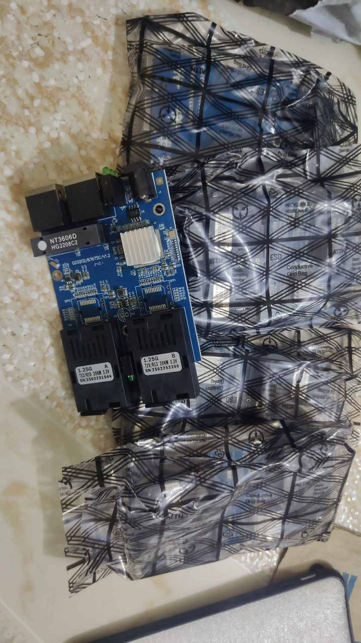 هذه لوحة تحويل وسائط ألياف ضوئية (Fiber Optic Media Converter) من نوع Gigabit، مصممة لاستخدامات شبكات الألياف إلى المنزل (FTTH).تحتوي على منفذين ألياف ضوئية (SC) بسرعات تصل إلى 1.25 جيجابت في الثانية، ومنفذين إيثرنت (RJ45) بسرعة 10/100/1000 ميجابت في الثانية.تستخدم شريحة RTL8367SC لضمان استقرار عالي واستهلاك منخفض للطاقة، وتدعم مسافات نقل تصل إلى 20 كيلومتر. الرمادي, الأنبار


**إذا كنت صاحب هذا الإعلان وتريد حذفه لأي سبب، رجاءا أرسل رسالة إلى الدعم الفني**
