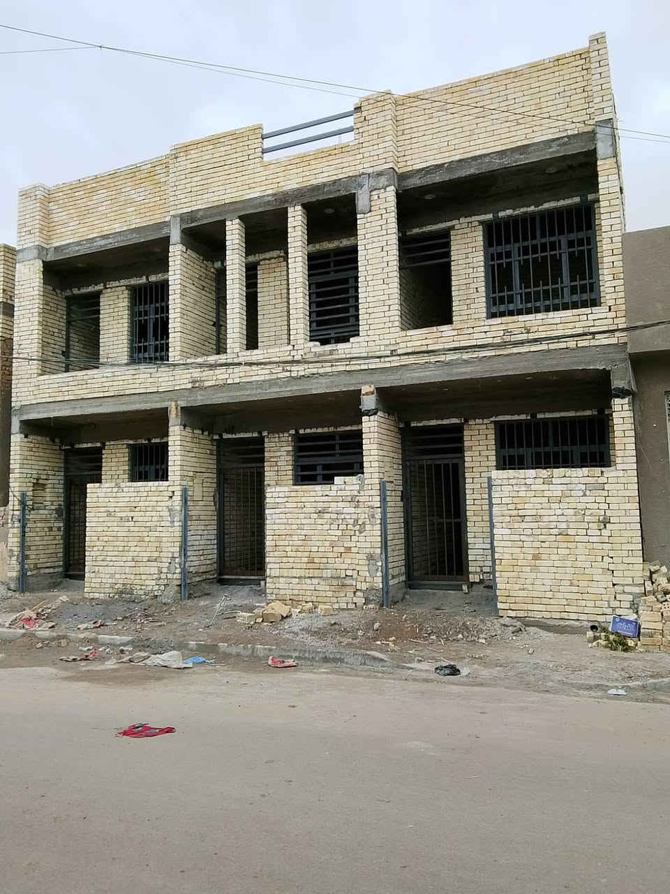 مشتملات عدد ثلاثه متجاورة مساحة ٥٠م واجهه ٤م نزال ١٢/٥م طابقين ثلاث نوم استقبال مطبخ خدمات غرفه نوم طابق ارضي للبيع الشعب مقابل مطعم محمد الكردي شارع عريض ٢٠م قيد الانجاز سعر المشتمل ١٢٥مليون بيه مجال تسليم مفتاح 
مكتب الشعب للعقار الشارع المقابل لمطعم حجي عادل ومصور الكنز هاتف ***********يوجد واتس اب
