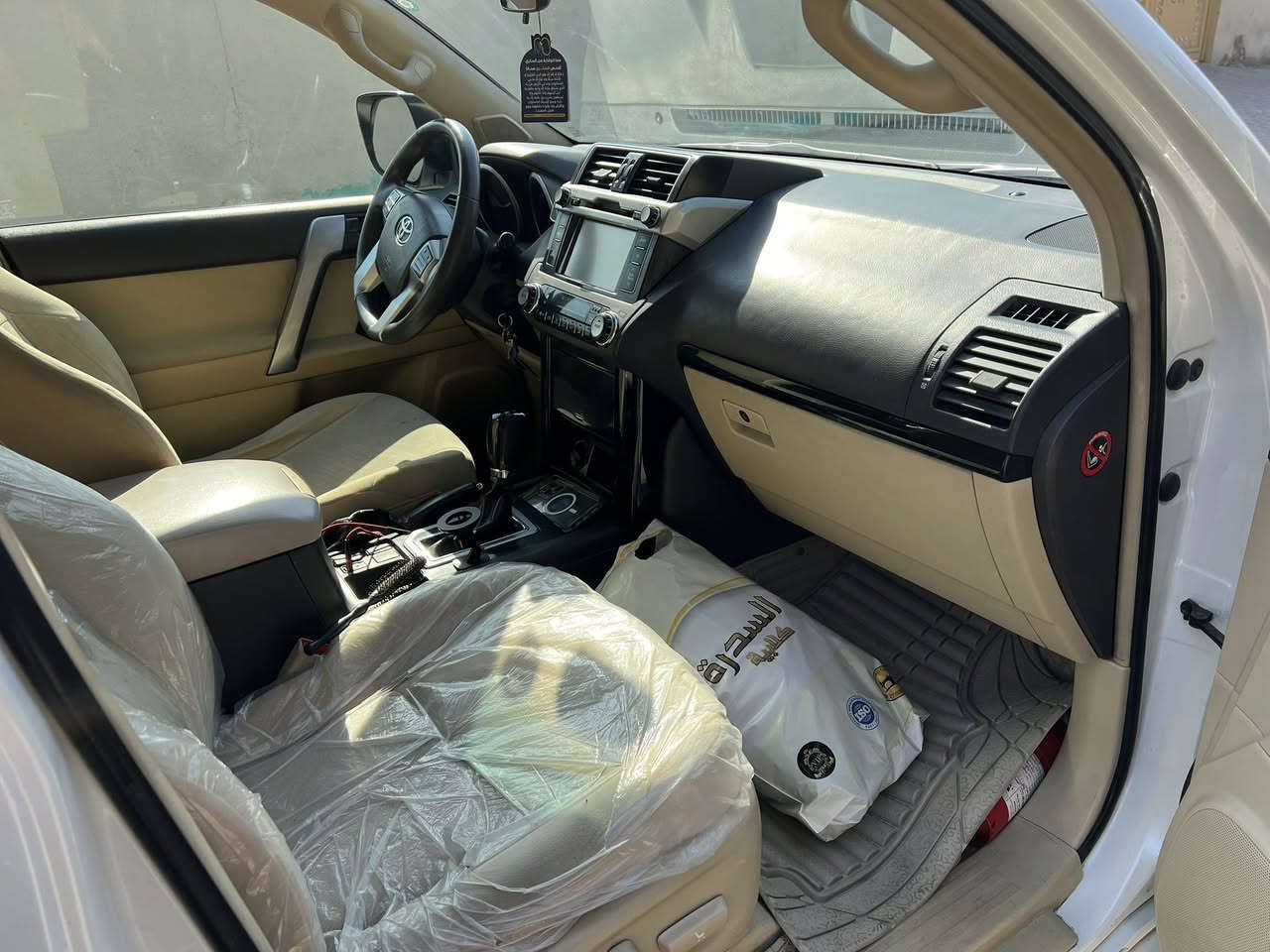 السلام عليكم ابرادو ٢٠١٤ رقم أربيل أنكليزي  مكفوله عام  مكينه ٢٧٠٠  تبريد ٣ قطع تخم تاير جديده. مال جنابه ماشيه ١٦٢ 
السعر ٢٧٠ وبيه مجال مواصفات البرادو معروفه
***********
