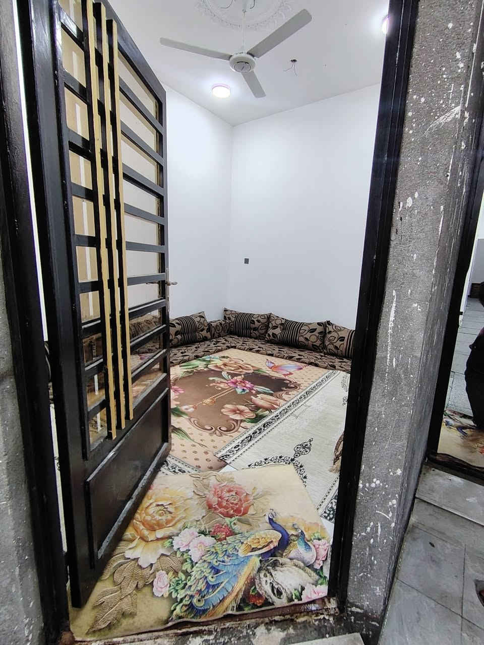 السلام عليكم
دار سكن للبيع وقف سني اصولي المساحه ١٠٠ م بناء حديث ودرجه أولى يحتوي على استقبال  مطبخ  صاله  غرفتين منام  وصحيات داخليه وخارجيه
العنوان البصره ابوالخصيب طريق الوسطي شارع الأمل
السعر 57 مليون وقابل للتفاوض
الرقم *********** مكلف بالنشر..
