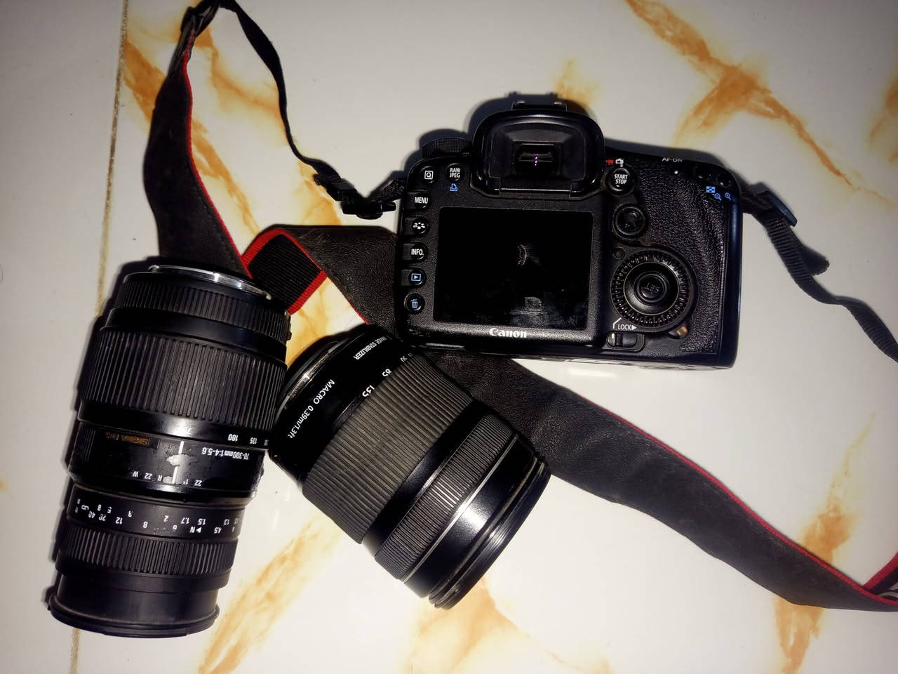 كانون سفن دي مارك ون 
عدسة 18_135
عدسة70_300
شاحن 
كيبل نقل 

للبيع او مراوس ب عدسة 70_200 فتحة4

توصيل ماكو مكاني ديوانية 
متواجد عالواتساب ***********
