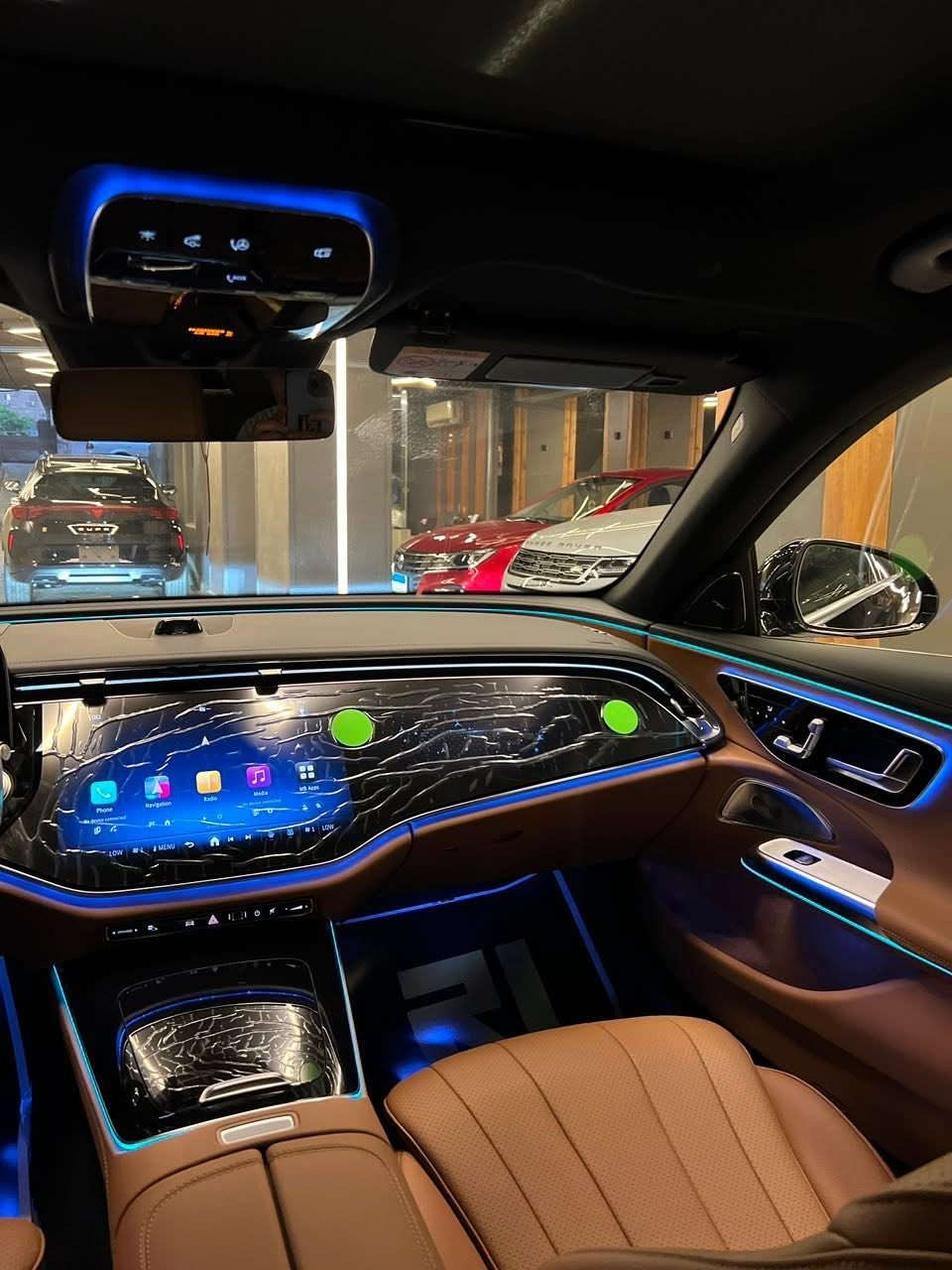 Mercedes E200 Exclusive
2026 Fully loaded
Zeroo جديده
تيربو مع نظام هجين 
سقف بانوراما

-------------------------------------------
9G-TRONIC
العزم  320 نيوتن
تريبل اسكرين
هيد اب
سماعات برومستر
بصمة خارجية
كراسي تسخين

-------------------------------------------

تكييف ٤ زون
فوانيس دجيتال
 كاميرا 360 درجة
ونظام ركن نشط
 شاحن لاسلكي، توصيل ذكي للهواتف (Apple CarPlay / Android Auto) لاسلكياً كاميرا مدمجة لتسجيل الأحداث
-------------------------------------------

نظمة القيادة المساعدة  رصد النقاط العمياء (Blind Spot)، الحفاظ على المسار (Lane Keep Assist)، ونظام مراقبة انتباه السائق.

-------------------------------------------

شنطة كهرباء
جنط مقاس 20
اللون اسود فرش جملي القاهرة, مصر


**إذا كنت صاحب هذا الإعلان وتريد حذفه لأي سبب، رجاءا أرسل رسالة إلى الدعم الفني**