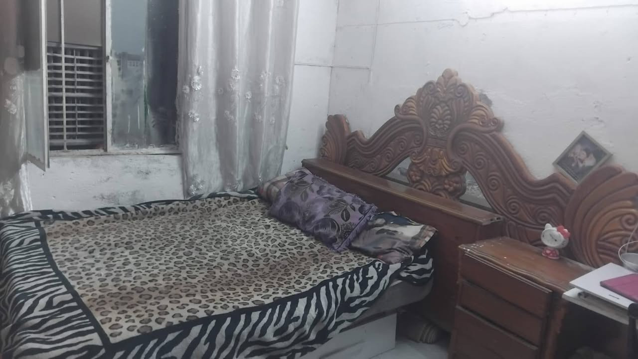 غرفه اخشاب صاج البيع سعره ٣٠٠ وبيه مجال عنوانه جكوك  رقم صاحب الغرفه ***********
