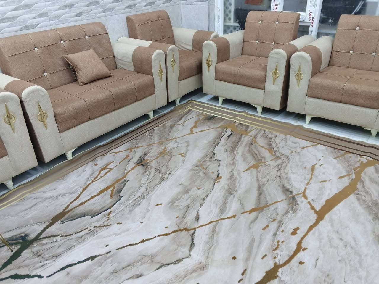 السلام عليكم تخم كلش نضيف استخدام قليل 12مقعد السعر 800وبي مجال بسيط ***********
