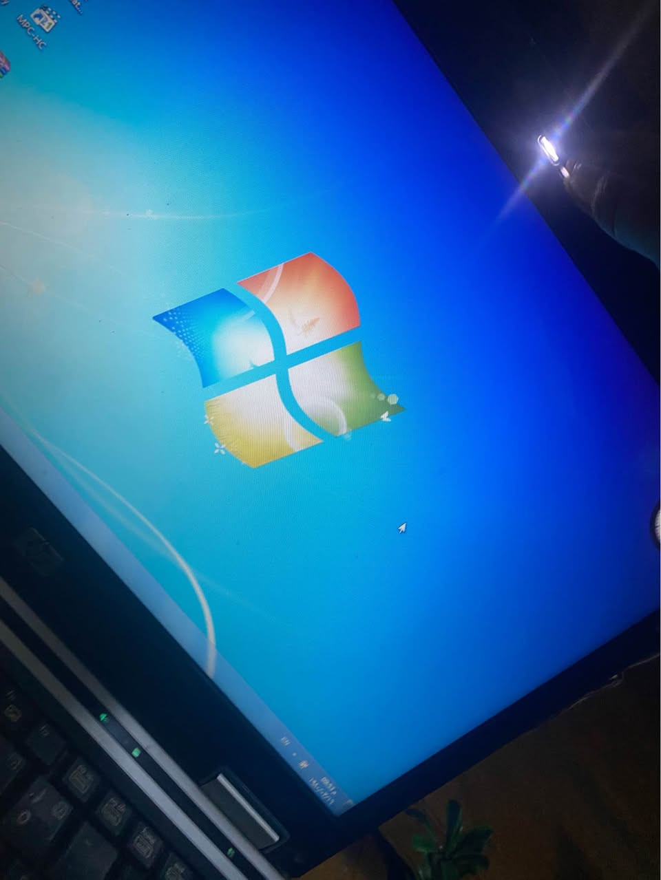 سلام عليكم متاح لابتوب hPالوسط مو الجبير شغال ونظافته مثل ماموضح بالصور بس كلشي ما اعرف بي ولا بمواصفاته ملحقات شاحنه +ماوس او واير +كيبورد واير ليس ما اعرفله السعر 75 وبي مجال مكاني بغداد حسينية الراشديه رقمي بي واتساب او على الخاص(***********) بغداد, العراق
