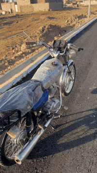 سلام عليكم دراجه للبيع صاله اربع ايام من معمره فقط لمكينه ٢٣نامه لصلي  وغراضه ٢٦شاصي ٢١اوراق اسكنر  ب٨٠٠وبيه مجال.       ***********
