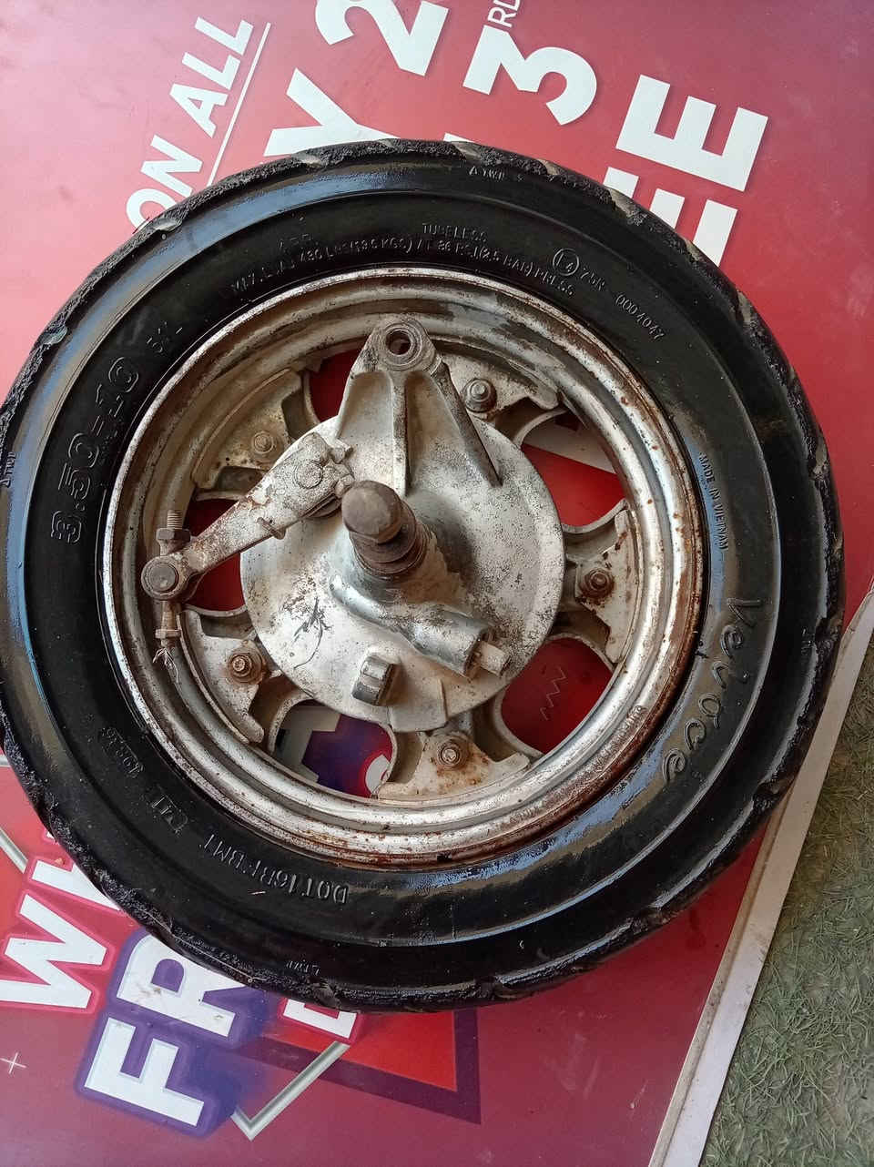 موجود ويل امامي مال فراشه مع تاير وتانكي نضيف كلش الداخل وهورن شغال اصلي وكابريتر اصليه مال فراشه او فضائي مكان بغداد ابو غريب ***********
