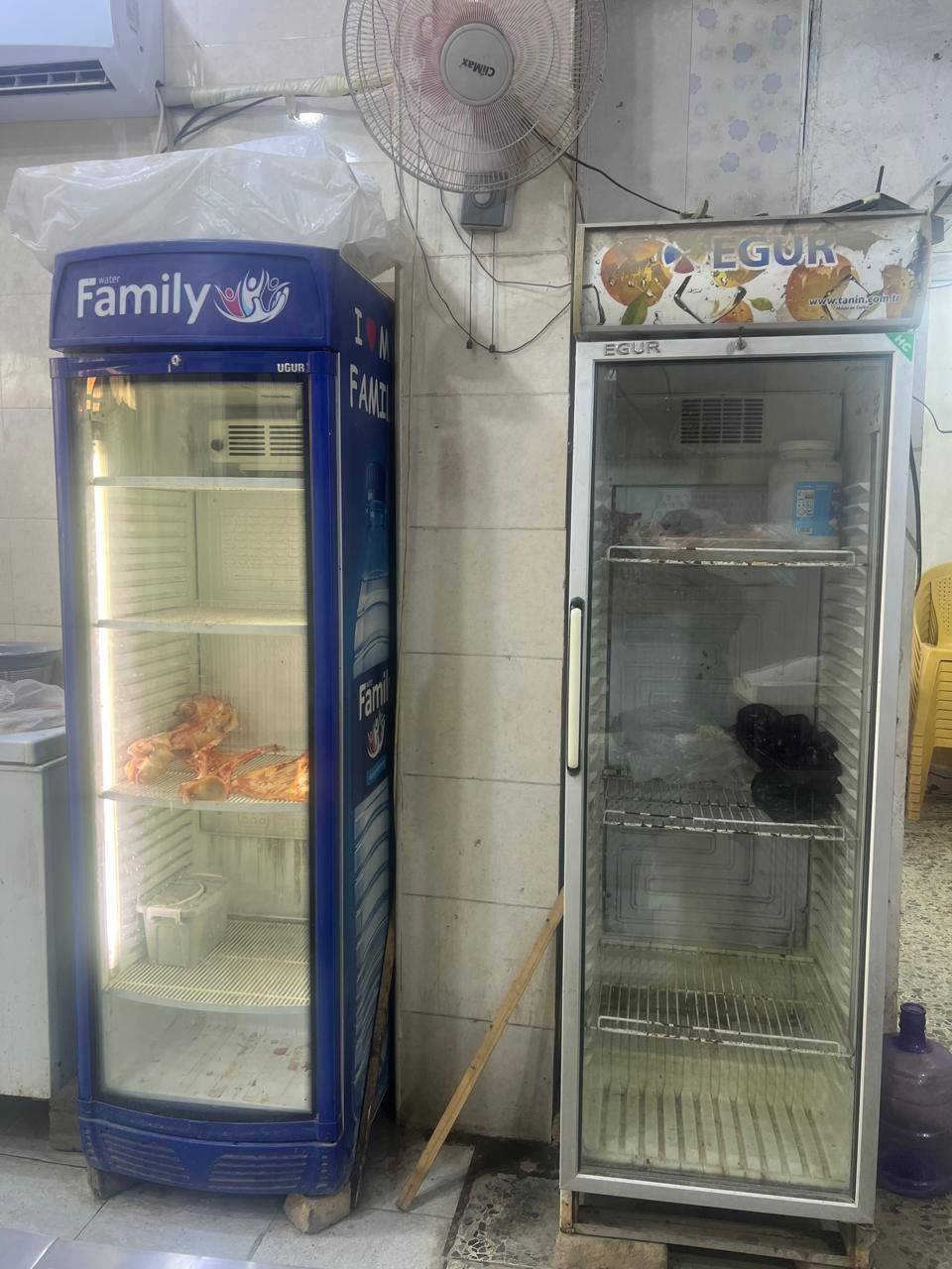 السلام عليكم غراض البيع طباخ شغال مثل ماموضح بالفيديو سعر 275وبي مجال
برادات عدد اثنين رايدهن ب600
كراسي عدد10ب60
طبلات عدد3وحده على 20 
الاستفتار ***********
