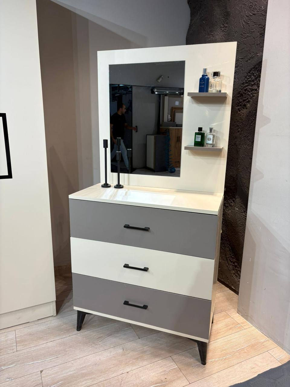 اهلاً وسهلاً بكم زبائننا ✨
تقدم لكم مجموعه الزيادي للااثاث التركي

        ♦️🔈 *تم وصول*🔈♦️

*موديل لازور ابيض و كبشينو شبابي  * 
 
♦️ 5 قطع ابواب شبابي 
♦️ كنتور220  سم صافي  
♦️ ميزت تواليت نفس الصوره 85 سم 
♦️ كومدي عدد 1 مع ظهر إنارة 
♦️ سرير 95*195 سم عدد 2

تركي 🇹🇷 اصلي

⚠️ ملاحظة: البيع بالنقد فقط 🚫

📲 راسلنا الأن وأحصل على كافة التفاصيل - او شرفنا بالزيارة 📍 العنوان نجف 
الاستفسار مراسله الصفحه او تصال📞
***********📲
