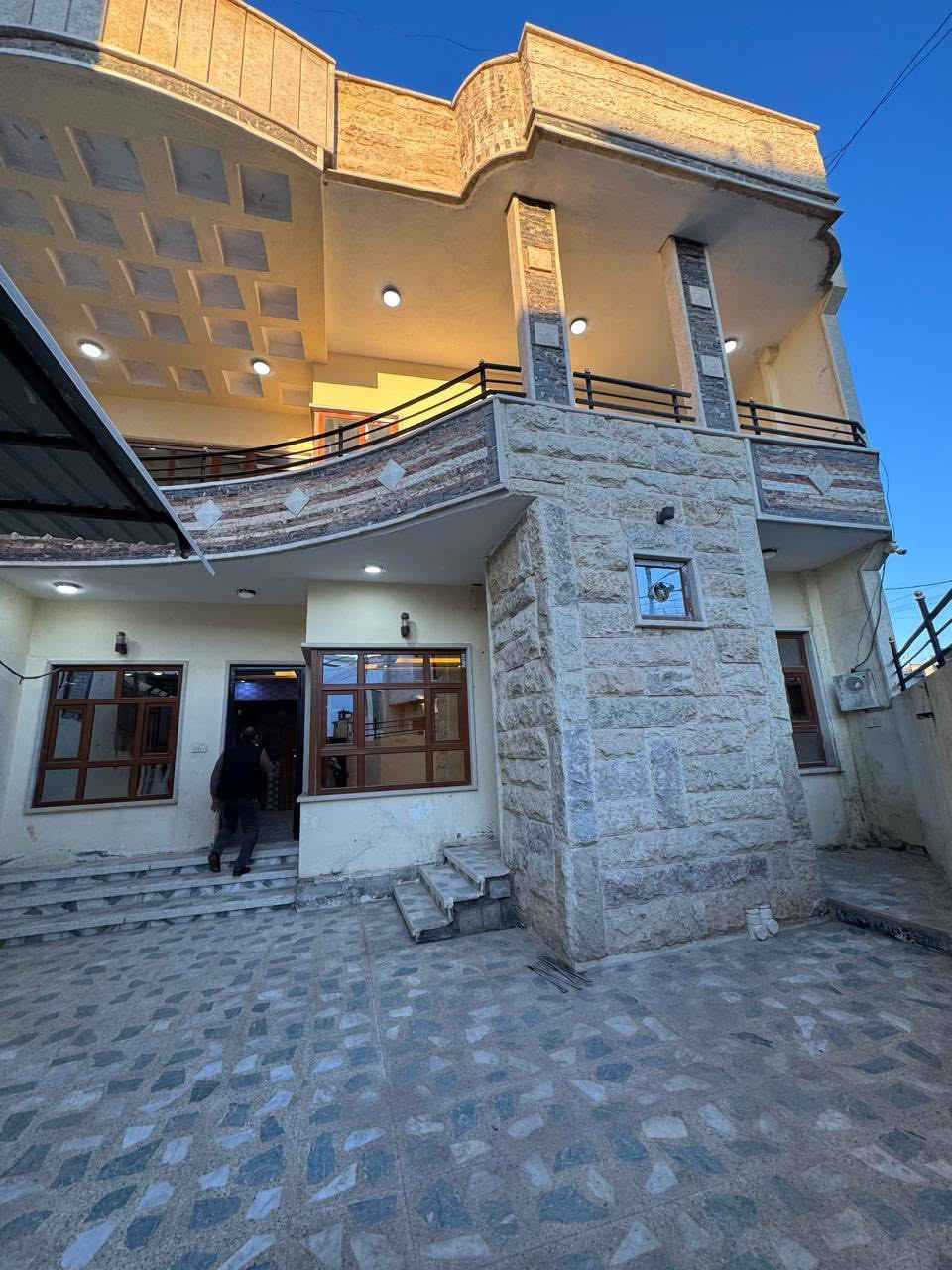 🏠 بيت للبيع بحي التعليم الأول (قرب تيم ماركت)
📍 مواصفات البيت

 المساحة: 250 متر والواجهة 12 متر.

 الشارع: عريض 12 متر وموقع مريح وقريب على الخدمات.

 القانوني: زراعي ملك صرف وبي كارت بلدية كامل.

🧱 تفاصيل البناء (طابقين ونظيف)

 الطابق الأول:

 غرفتين نوم + استقبال وهول.

 مطبخ وصحيات + كراج سيارة.

 الطابق الثاني:

 3 غرف نوم + هول وصحيات.

📞 للطلب والاستفسار

***********

***********
