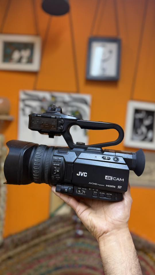 السلام عليكم كاميرا سوني JVC 4k نيضيفة جدا مع 2 بطاريات + شاحنة السعر 350 الف 
للتواصل ***********
