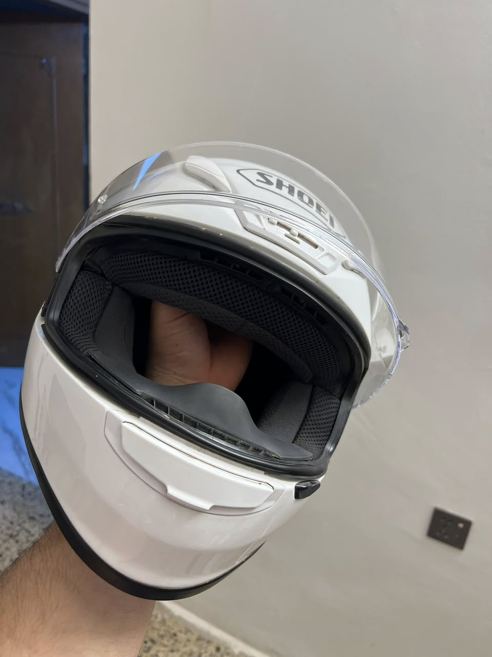 السلام عليكم 
خوذة ماركة SHOEI اليابانية للبيع الخوذة نضيفه والصور تحكم ووياها سماعات داخلية لليحب الخوذ الاصلية عنواني الغزالية ***********
