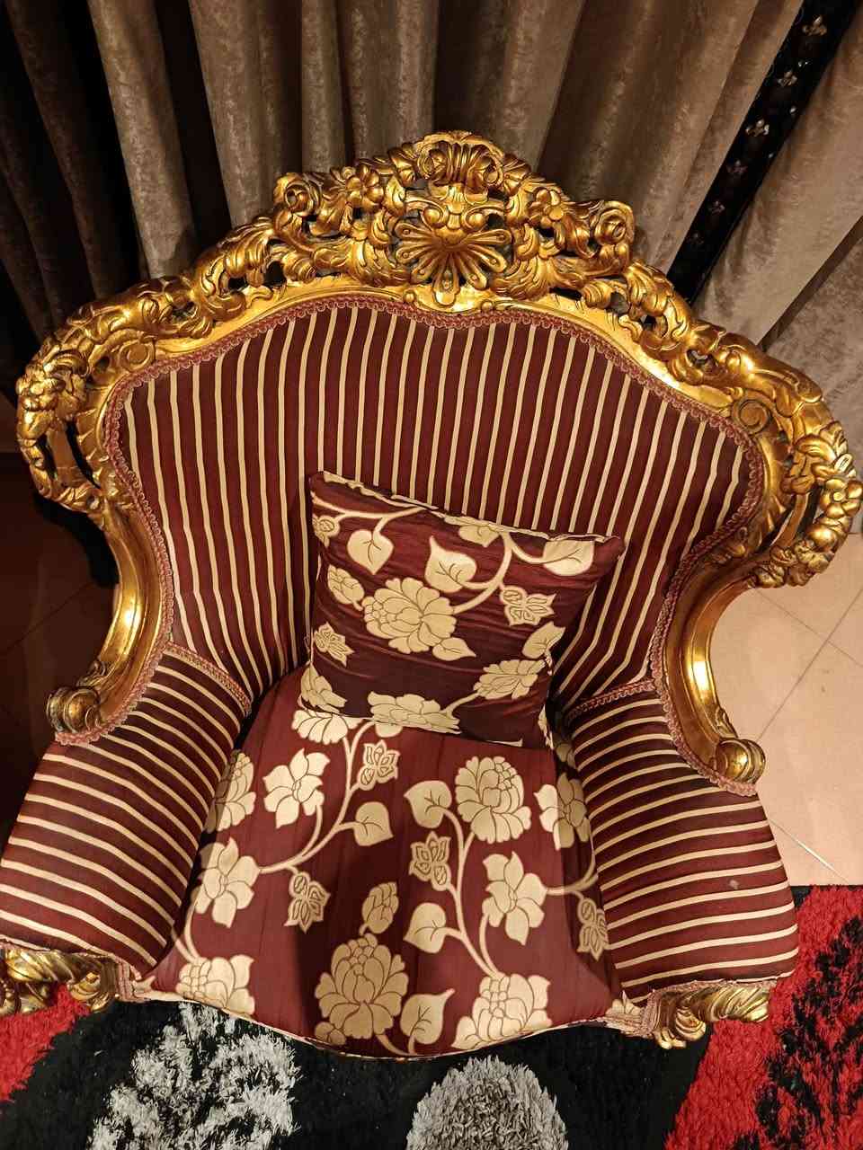 صالون أنيق بتصميم فرنسي كلاسيكي راقي مصنوع من خامات عاليه الجوده مع نقوش وتفاصيل تعكس الفخامه والرقي
كنبه ثلاثيه و٤فوتيه و تربيزه و٧ خداديات حاله ممتازه جدا ومعاه كسوه خاصه به تفصيل
المكان الهرم
السعر ٣٠،٠٠٠


**إذا كنت صاحب هذا الإعلان وتريد حذفه لأي سبب، رجاءا أرسل رسالة إلى الدعم الفني**