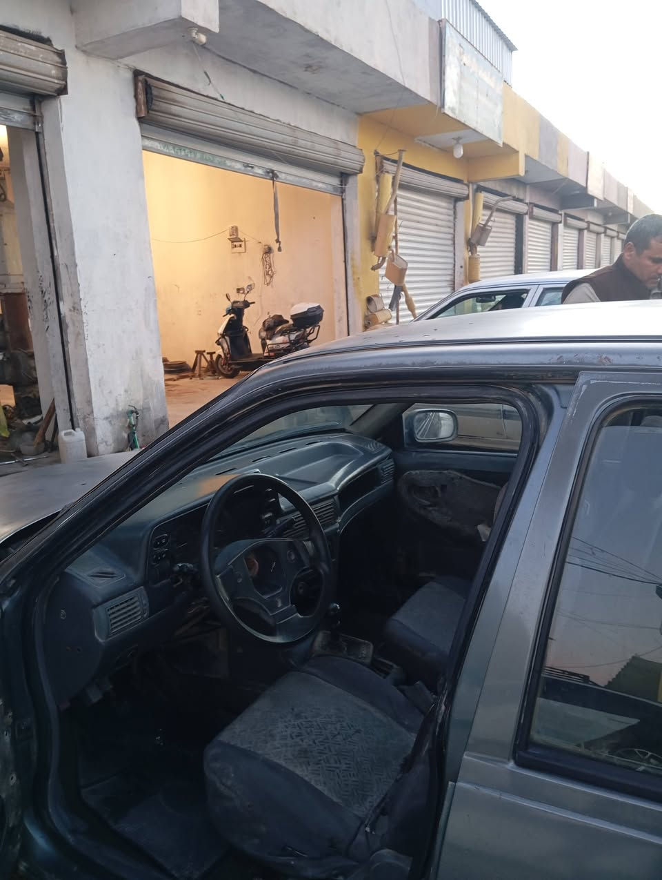 السلام عليكم دايو سلو موديل 94 سياره جاهزه من كلشي تخم تايرات اربعه كلهن جديد و باتري جديد محرك وصدر  مابيهه نقص رقم انبار صاحب سياره موجود بأي اليوم يحول سياره حاضر سعره (٢٢) ورقه وبيها مجال مكاني رمادي زراعه
***********
