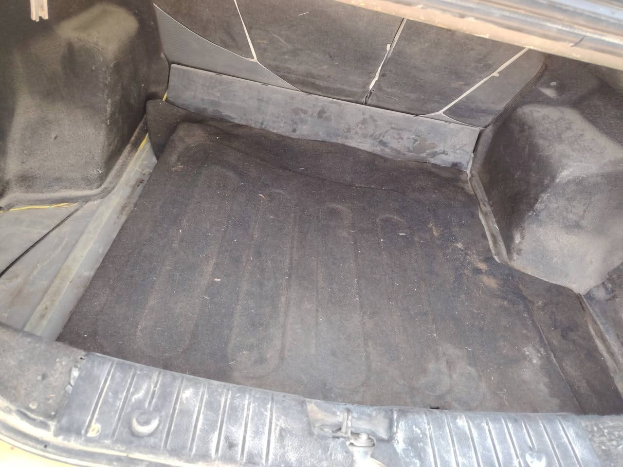 سلام عليكم افيو موديل 2010 اوتماتيك بيع 
 فقط مكان السياره السماوه 
السياره بيها ضربه قماره التكم سالمه مكينه 1600ام البوري 
مكينه جديده توني شادها وضفيره كامله  كير شرط 
كهربائيّاتها كلها شغاله 
حداديه نص ونص 
تبريد مايشتغل 
سنويه ساقطه من 20
مشروع وطني مالكها بغداد يداور ثاني يوم 
عليها هيه 300الف وغرمات 150الف عل مشتري ابيعك هل موجود الك مداور يمي فقط 
سعرها 30بيها مجال 
***********
