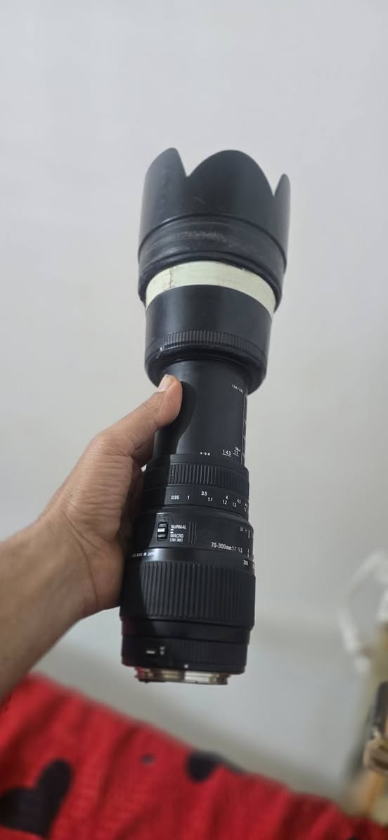 600d
مع زوم رياضي 
مع عدستها الاصليه
مع رام ٦٤
مع شاحن عدد ثنين
مع كيبل اصلي 
مع حقيبه 
مع هاي الورديه
..السعر  مع كل الغراض 
٣٥٠ الف مكاني ناصريه 
***********
