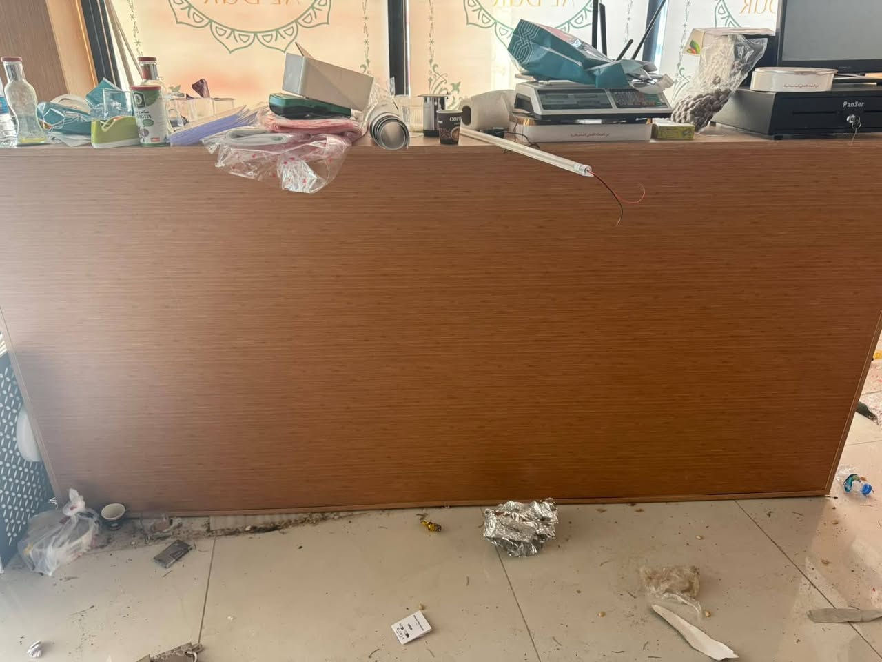 فاترينات ورفوف وميز كرزات وبقلاوة للبيع
***********
