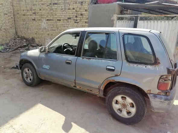 السلام عليكم سياره كيه اسبورتج مديل 93   أدوات أدوات  .. مكينه مفتوح تخم تاير جديد باتري جديد سياره جانت متروكه عوزه ترتيبات شويه السياره ابيعك جوم حديد  السعر 12 ورقه مكانه  الديوانيه ***********
