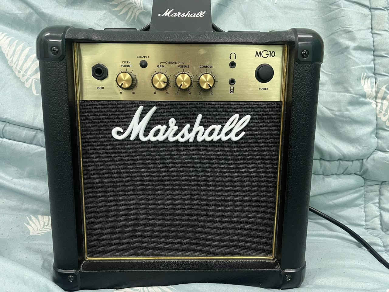 🎸سلام عليكم
كيتار كهربائي من مولر ألماني على شكل (V-Shape)
أوتار الكيتار نظيفة ما مبدلة، بيه ٢ Humbucker بيك أب صوته قوي و نظيف
و مفتاحين للTone و Volume
وبعد وياه امبليفاير من  Marshall نوعيته MG10 
بيه override ومدخل headphones للاستعمال بدون ازعاج
الكيتار عندي الجنطة مالته و الكارتون

سعر الamp والكيتار ٣٥٠ الف و بيه مجال
مكاني ذي قار و عندي توصيل


**إذا كنت صاحب هذا الإعلان وتريد حذفه لأي سبب، رجاءا أرسل رسالة إلى الدعم الفني**