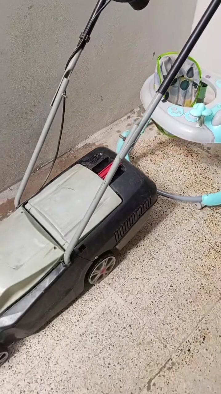 السلام عليكم عندي اغراض مال بيت للبيع عربانه مال طفل وعربانه مال حدائق وبايسكل مال طفل *********** /***********
