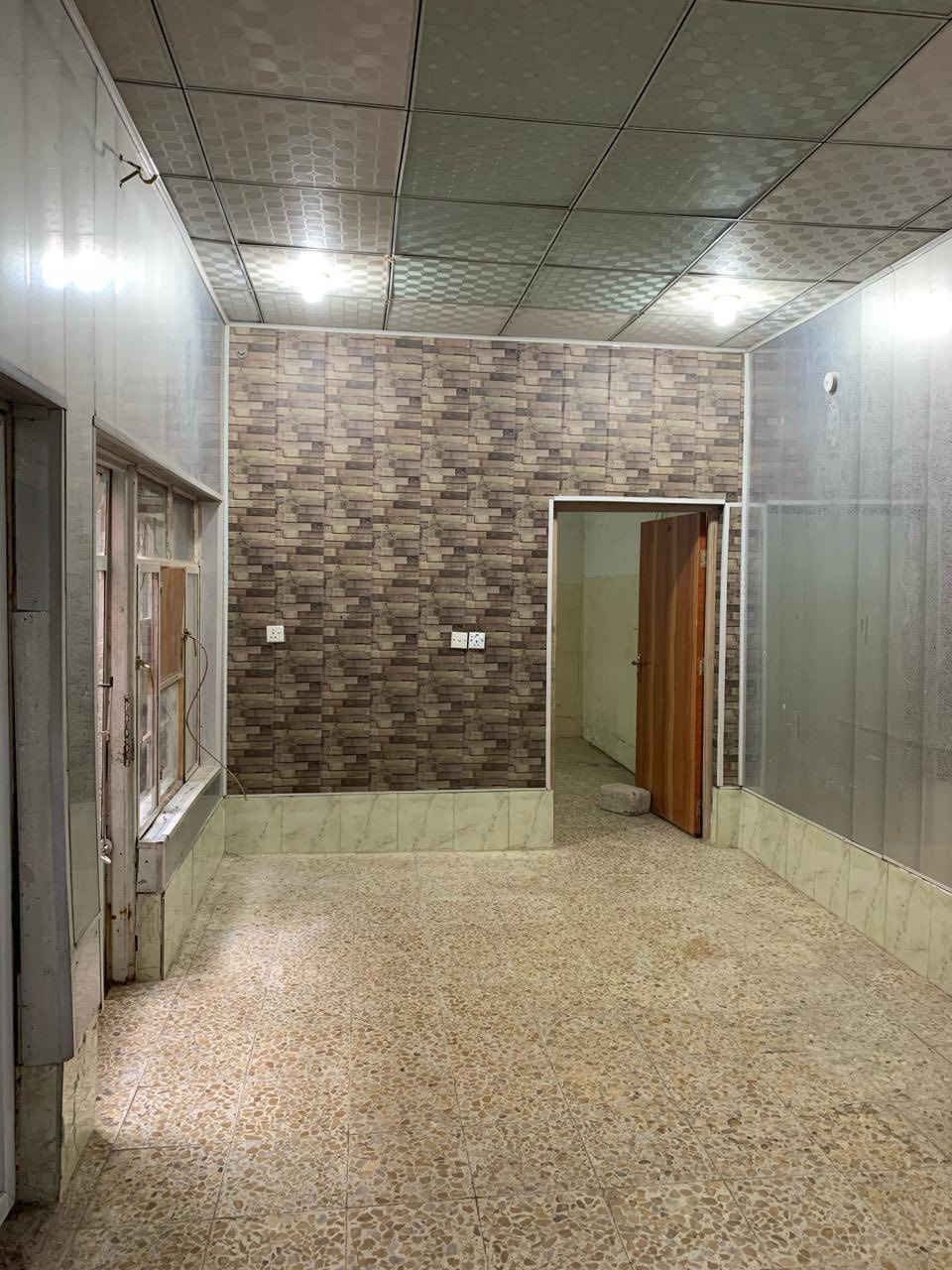 سلام عليكم
بيت للبيع المساحه 100م 
غرفه وصاله ومطبخ وستقبال وفوك غرفه وصاله الصاله سندويج
صحيات داخل وخارج 
العنوان حي الجامعه 
منطقه 30 الف 
قريب شارع الصب شارع 100 
اول فرع بدايه شارع 15 من جهت شارع الصب
للستفسار ***********
***********
