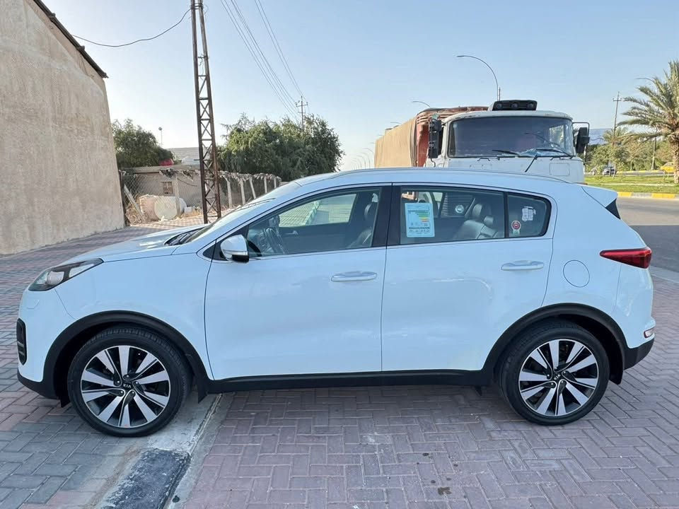 سبورتج ٢٠١٧ دوليه العراقيه نص فول عليها ادامه كامله بيها بارد باب السايق وبيها رصعه بغير مكان السيارة ماشيه (١٤٨)
رقم الهاتف ***********
