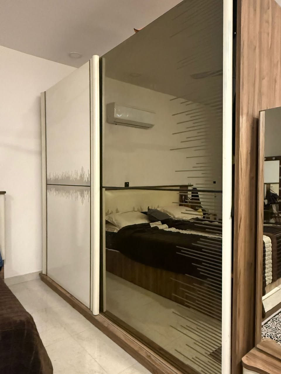 السلام عليكم غرفه نوم تركي  درجه أولى  ٥ قطع  داخل الجربايه مخزن مكان الغرفه منصور حي ادراغ السعر٣٥٠ مجال كلش للعلم الدوشك  مو من ضمن الغرفه بسيط رقم تليفون***********
