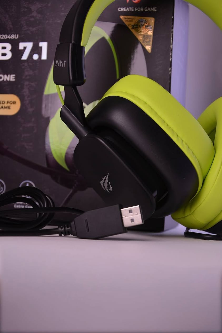تتميز سماعة الألعاب Havit Gamenote H2048U USB 7.1بالعديد من الخصائص الموجهة للاعبين: 

الصوت المحيطي: توفر تقنية الصوت المحيطي 7.1 الافتراضية تجربة صوتية غامرة ودقيقة لتحديد مواقع الصوت داخل الألعاب.

مكبرات صوت قوية: تحتوي على مكبرات صوت بقطر 40 مم أو 50 مم (تختلف المصادر) توفر صوتًا قويًا وواضحًا وجهيرًا عميقًا.

ميكروفون عازل للضوضاء: مزودة بميكروفون مرن متعدد الاتجاهات مزود بخاصية عزل الضوضاء لضمان تواصل واضح ونقي مع الفريق.

تصميم مريح ومتين: مصممة لجلسات اللعب الطويلة، مع وسادات أذن من الجلد البروتيني الناعم وشريط رأس مرن قابل للتعديل لتوفير أقصى قدر من الراحة.

اتصال USB: تتصل بالجهاز عبر منفذ USB 7.1، مما يضمن اتصالاً مستقرًا وعالي الجودة. 

🚚/ توصيل لجميع محافظات العراق 5,000


**إذا كنت صاحب هذا الإعلان وتريد حذفه لأي سبب، رجاءا أرسل رسالة إلى الدعم الفني**