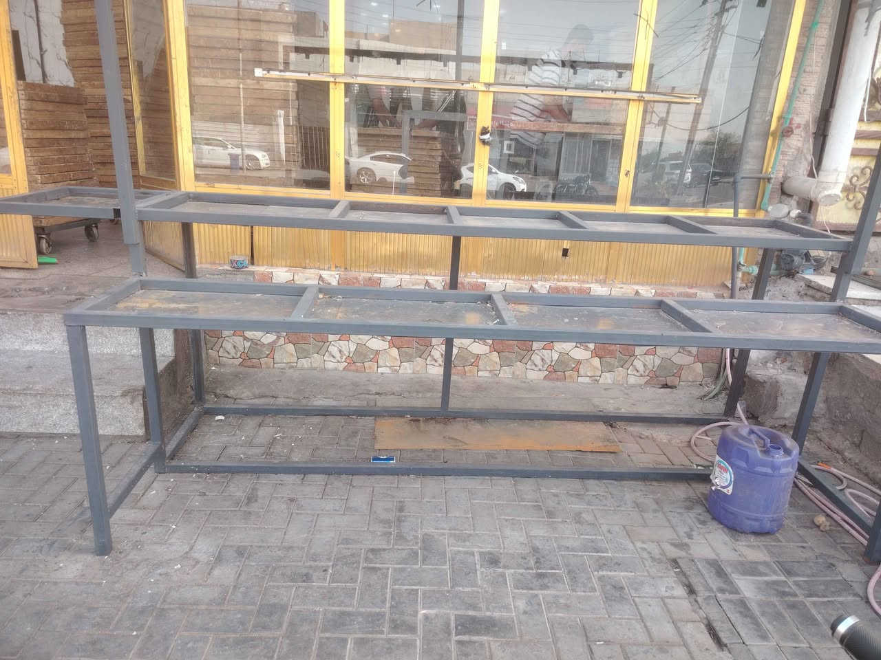 السلام عليكم ميز حديد بعده جديد قبل سبوع فصلته رايده ٢٠٠
عرضه ٦٥ وطوله ٣ متر
*********** البصرة, العراق
