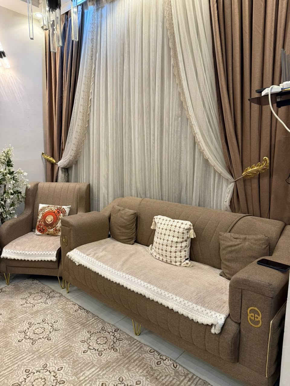 السلام عليكم تخم ١٠ مقاعد اخو الجديد نظيف جداً لبيع السعر ٥٠٠ وبي مجال بسيط 
العنوان البنوك والرقم *********** واتساب فقط
