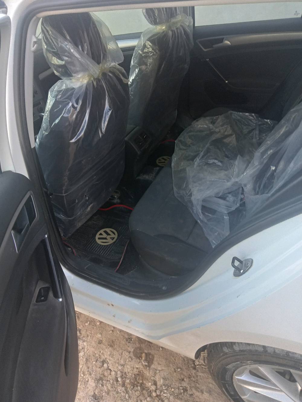 للبيع فولكس فاجن موديل حديث، لون أبيض، بحالة ممتازة من الداخل والخارج. السيارة نظيفة ومصانة بشكل جيد، ومجهزة بوسائل الراحة الأساسية. إذا كنت تبحث عن سيارة موثوقة وأنيقة للعائلة، فهذه السيارة هي الخيار الأمثل لك.