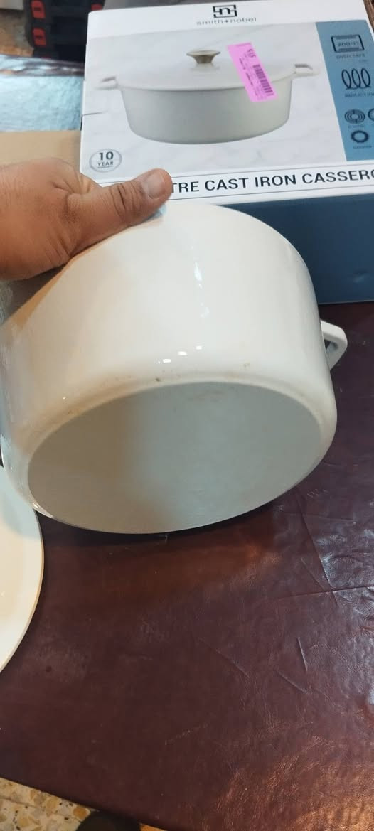 قدر الطهيماركه سمث نوبل  المصنوع من الحديد  الزهر الفاخر من سميث + نوبل. صُمم هذا القدر ليجمع بين الأناقة والأداء المتميز، فهو مصنوع من حديد زهر متين متوافق مع المواقد الحثية، مما يضمن توزيعًا متساويًا للحرارة لأطباق مطهوة بإتقان في كل مرة. يضفي لونه الجذاب لمسة جمالية على مطبخك، مما يجعله خيارًا مثاليًا للوجبات اليومية أو المناسبات الخاصة.

يُعد هذا القدر مثاليًا للطهاة من جميع المستويات، فهو مناسب لجميع أنواع الطهي، من التحميص البطيء والخبز إلى طهي اليخنات والشوربات على نار هادئة. يحتفظ الحديد الزهر بالحرارة بشكل ممتاز، مما يحافظ على رطوبة الطعام ويعزز نكهاته. سواء كنت تُحضّر عشاءً دافئًا للعائلة أو وليمة للأصدقاء، فإن قدر الطهي هذا يجعل الطهي في غاية السهولة.
مصنوع من الحديد الزهر المتين لتوزيع متساوٍ للحرارة
• يحتفظ بالحرارة ويحبس الرطوبة
• لمسة نهائية رائعة تضفي جمالًا على مطبخك
• مثالي للتحميص البطيء والخبز والطهي على نار هادئة
• متوافق مع المواقد الحثية
• سعة 5 لترات، مثالي لوجبات العائلة أو المناسبات الخاصة


**إذا كنت صاحب هذا الإعلان وتريد حذفه لأي سبب، رجاءا أرسل رسالة إلى الدعم الفني**