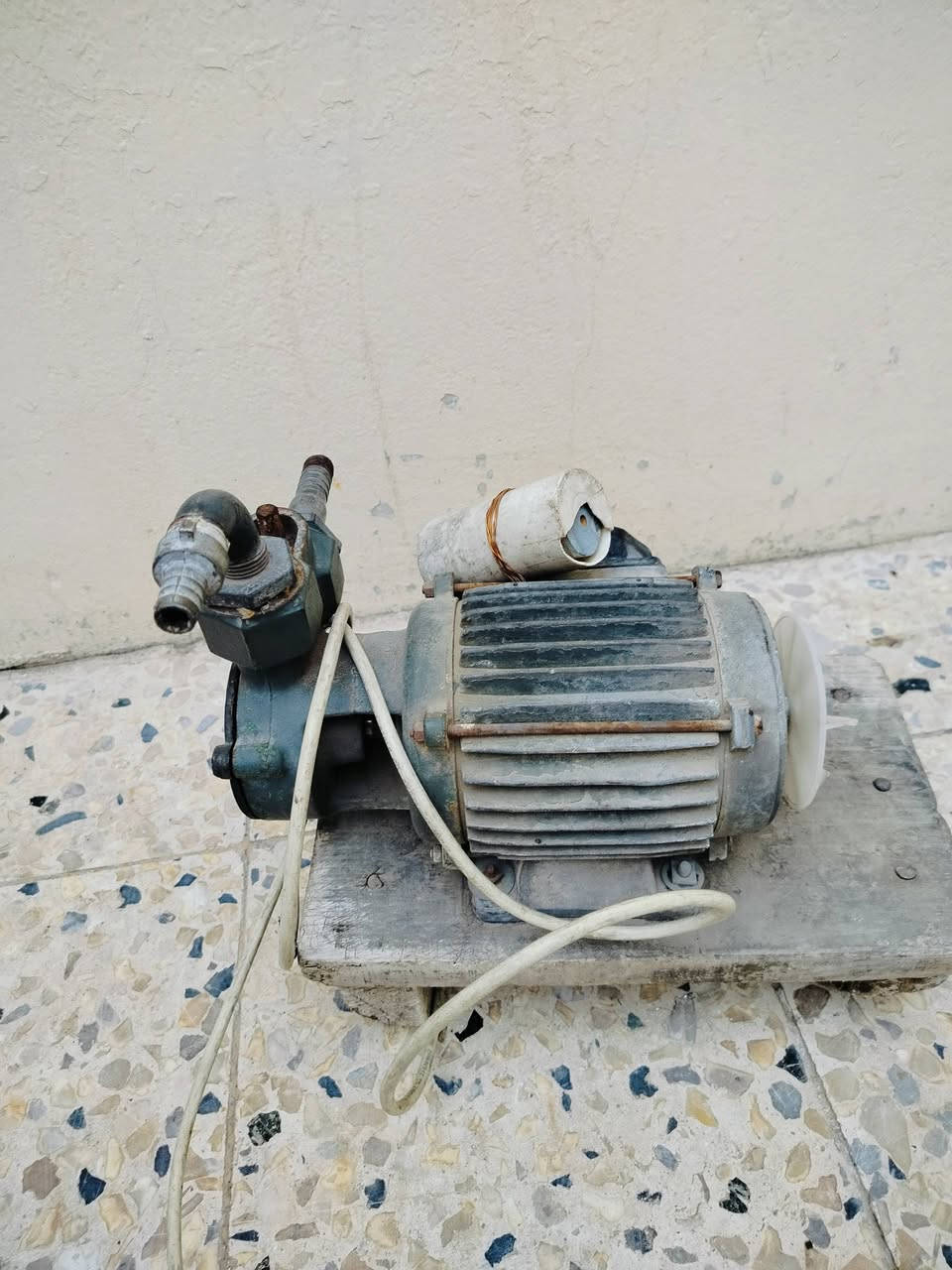 سلام عليكم عندي ثلاجه ماطور مال مي للبيع ضمان اثنيناتهم ضمان اسبوع اثنين بسعرهم 55 عنوان كراج شمال *********** اللي يريدهم يراسلني على الواتساب فقط
