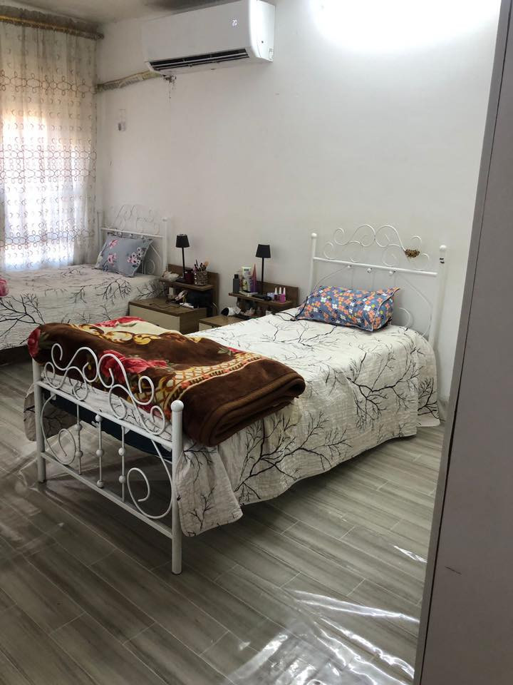 السلام عليكم ' بيت 150 متر للبيع منطقة الحسينية المخابرات ببداية الحسينية بـ💸120 وبي مجال
بي 5 غرف نوم كبار ' واستقبال وهول ومطبخ وحمامات فوك وجوة
 بعد بي كومة بناء ممصوري لان ساكنين بي
للاستفسار / ***********
